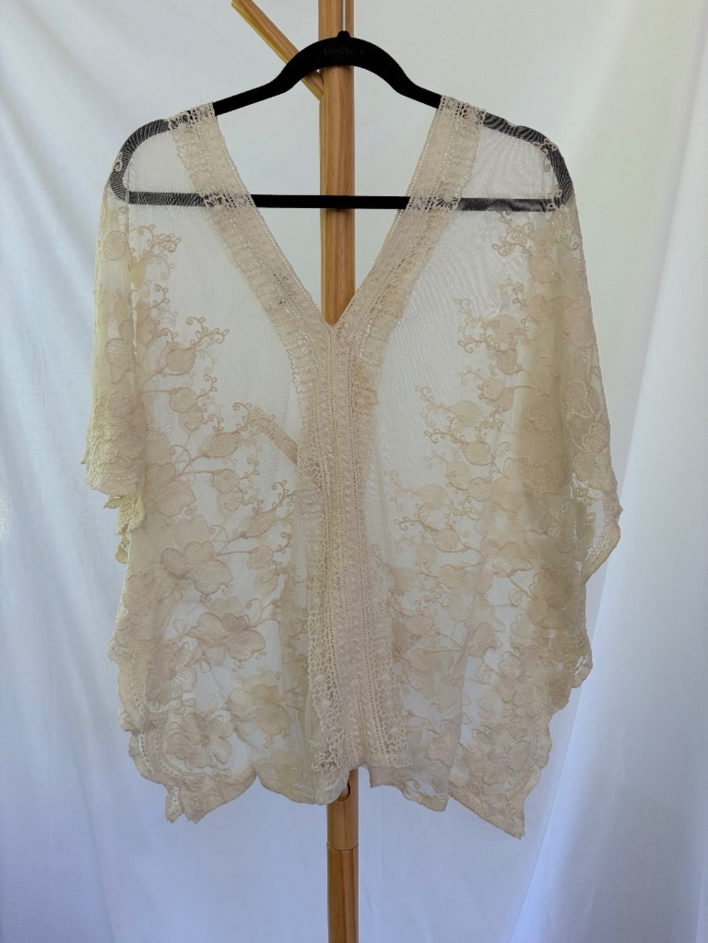 Banana USA 100% Cotton Sheer Lace Top – Embroidered